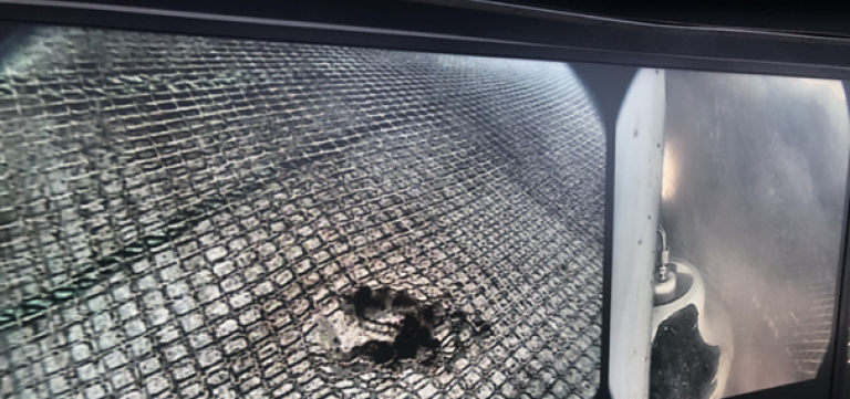 Biletet er frå ei av tilsynssakene og viser eit hol som vart oppdaga under notspyling. Sikta er svært redusert i skjermen til høgre grunna vaskeaktiviteten.