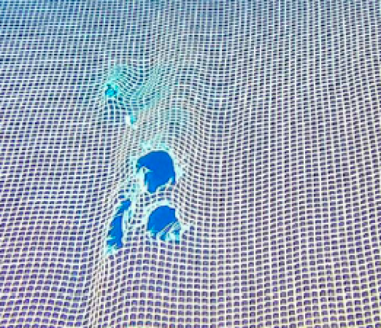 Bilde av hull i en notvegg fra en oppdrettsmerd tatt under vann. Hullet ble laget av en undervannsfarkosts fremdriftssystem, såkalte thrustere. Foto: © Virksomheten.