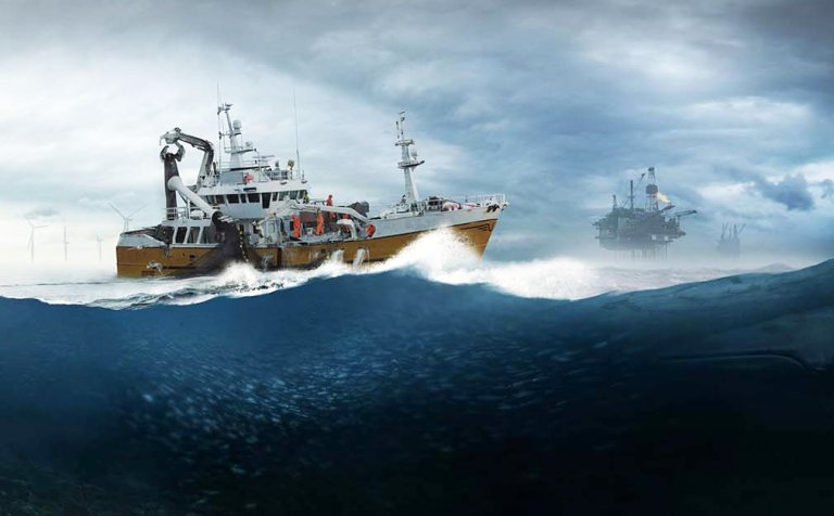 Fotomontasje av en fiskebåt og en oljeplattform. Foto © MIR